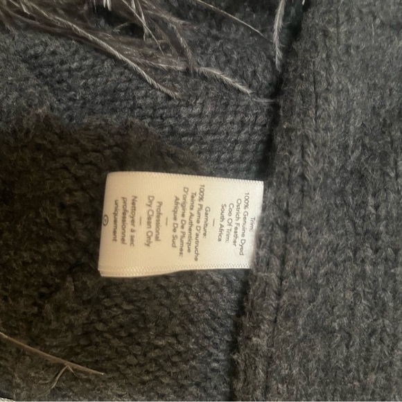 Very unique sweater in gray with ostrich feathers - Picture 7 of 7